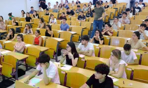 Andalucía regulará por ley la bonificación del precio del grado en Medicina