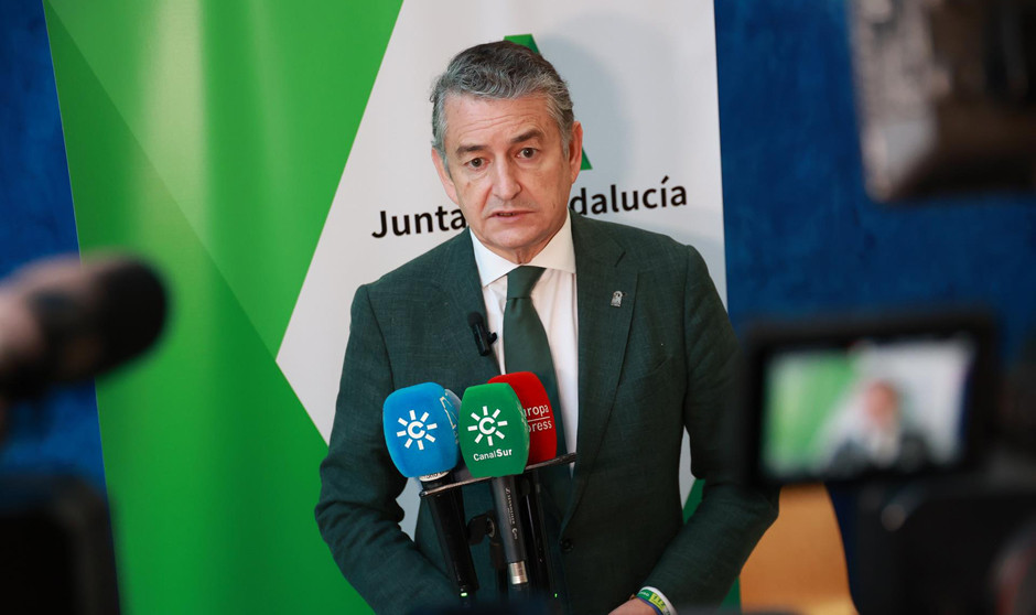 El consejero de Sanidad, Presidencia y Emergencias de la Junta de Andalucía, Antonio Sanz, se rodea de tres asesores para guiar la reconstrucción del SAS