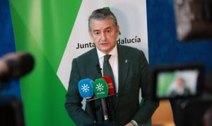 El consejero de Sanidad, Presidencia y Emergencias de la Junta de Andalucía, Antonio Sanz, se rodea de tres asesores para guiar la reconstrucción del SAS
