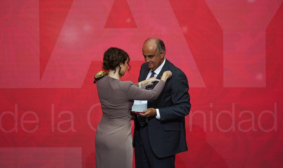 Antonio Zapatero recibe la medalla del Dos de Mayo de la Comunidad de Madrid
