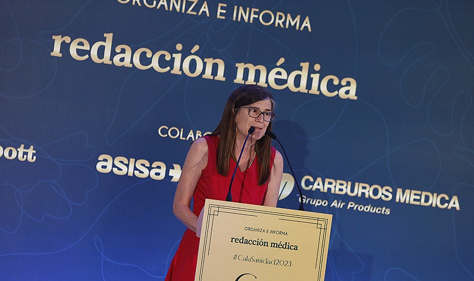 Pilar Aparicio, directora general de Salud Pública, recibe uno de los galardones en la Gala de la Sanidad Española. 