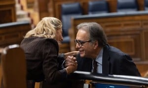 El ministro de Universidades, Joan Subirats, saluda a la ministra de Trabajo, Yolanda Díaz, en el Congreso. 