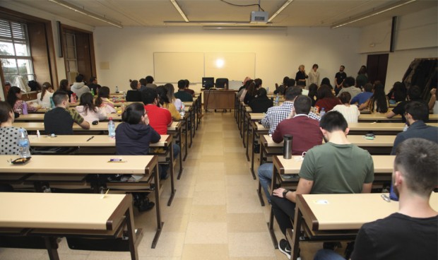 Médicos realizan un examen de oposición: Aragón publica el temario de 60 preguntas de 6 especialidades. 