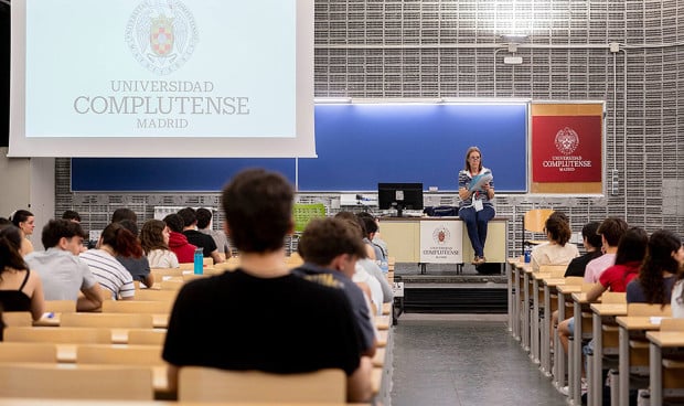 Los médicos recién graduados tienen una mayor inserción laboral que el resto de carreras universitarias a los cuatro años de finalizar el grado