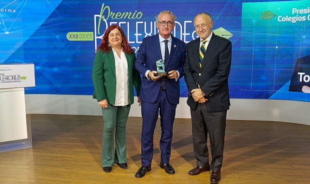 Celia Gómez, directora general de Ordenación Profesional de Sanidad; Tomás Cobo, presidente del Cgcom; y José María Pino, presidente-editor de Redacción Médica en la entrega del XXII Premio Reflexiones.