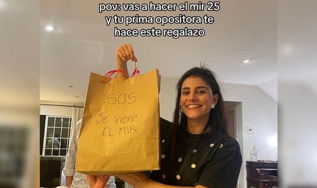 La prima de una estudiante de sexto de Medicina le sorprende con una bolsa llena de regalos que le ayuden en la preparación al MIR