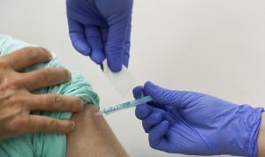 Así nace un bulo: el último 'argumento' negacionista contra la vacuna covid