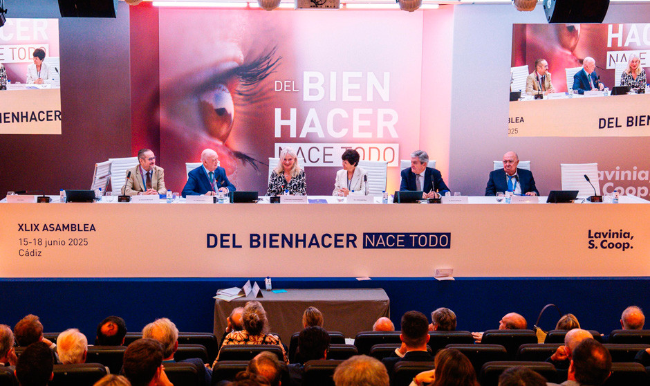 Francisco Javier Rodríguez Moragues, Francisco Ivorra, Mercedes Colombo Roquette, Antonia Solvas, Enrique de Porres y Gregorio Medina en la Asamblea de Asisa y presentación de resultados.