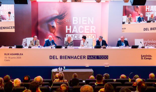 Francisco Javier Rodríguez Moragues, Francisco Ivorra, Mercedes Colombo Roquette, Antonia Solvas, Enrique de Porres y Gregorio Medina en la Asamblea de Asisa y presentación de resultados.