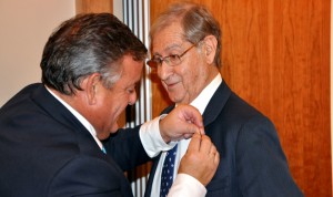 Asomega entrega su Insignia de Oro al jurista Gonzalo Rodríguez Mourullo