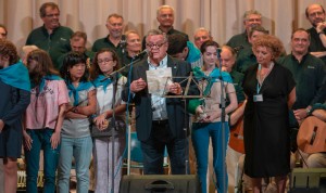  El presidente de Asomega, Julio Ancochea, rodeado de integrantes de Una Mirada en Marte, explica en qué consiste Asomega Axuda.