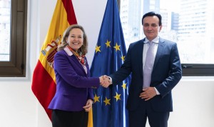 El CEO mundial de AstraZeneca, Pascal Soriot, y la ministra de Economía Nadia Calviño, impulsan la investigación en España