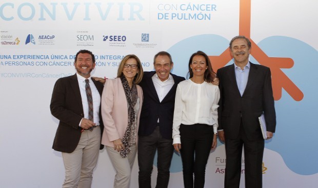 AstraZeneca se lanza al "apoyo integral" de pacientes con cáncer de pulmón