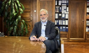 Aquilino Alonso, director gerente del Servicio de Salud del Principado de Asturias (Sespa), firma el próximo concurso-oposición sanitario del Sespa