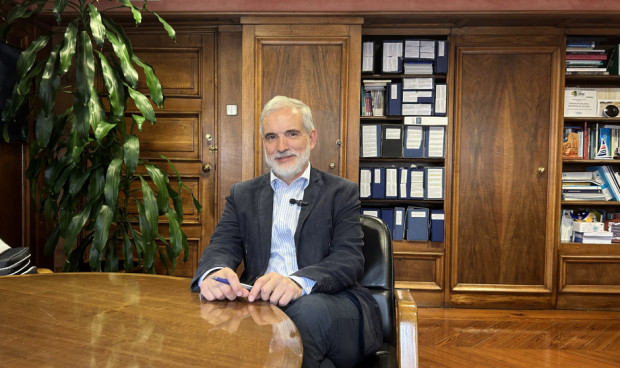 Aquilino Alonso, gerente del Servicio de Salud del Principado de Asturias, y la Escuela de Cuidados Asturiana