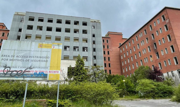 Antiguo HUCA, que está en plena fase de demolición