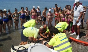 Atienden a un herido en la playa y lo que reciben son críticas por 'lentos'