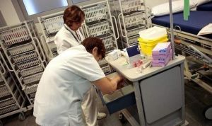 Aumentan los casos de aborto y caída de pelo entre enfermeras de Oncología