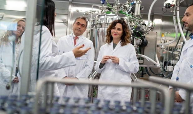 Díaz Ayuso en su visita a la fábrica de Pfizer.