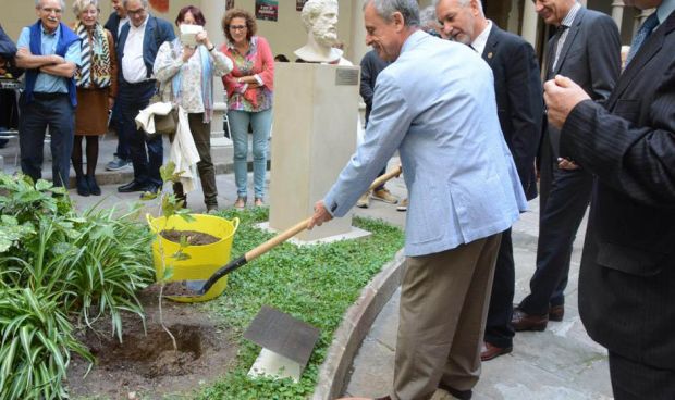 Bacelona recibe una parte del árbol de cuya sombra nació la Medicina 