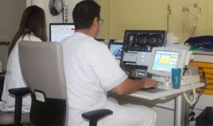 Baja la brecha salarial por sexo en sanidad, pero ellas cobran un 13% menos