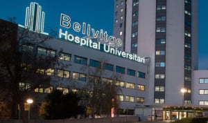 Imagen nocturna de un hospital.