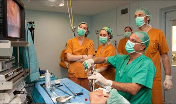 Bellvitge realiza la primera extirpación de tiroides por la boca en España
