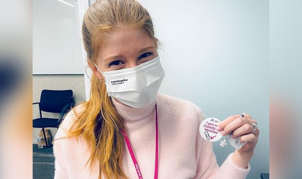 su hija, Jennifer K, recibe la vacuna Covid-19