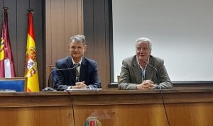 Blas González Montero y Alberto Fernández de la Fuente en el traspaso de residencia del Consejo Autonómico de Medicina de Castilla-La Mancha.
