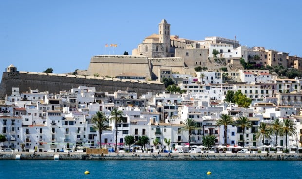 Bolsa de pisos y plus salarial de residencia para los médicos de Baleares