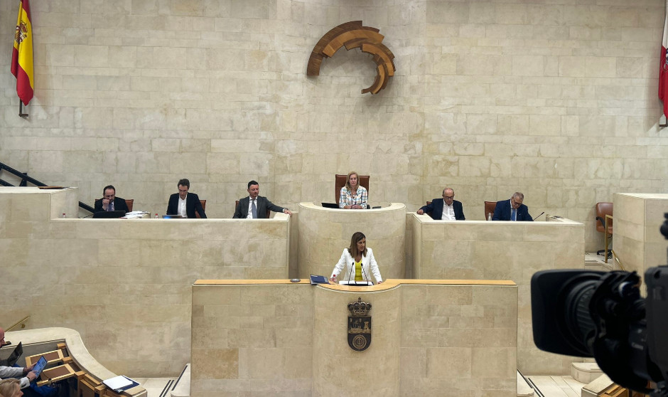 La presidenta del Gobierno de Cantabria, María José Sáenz de Buruaga, en el Debate del ecuador de legislatura.