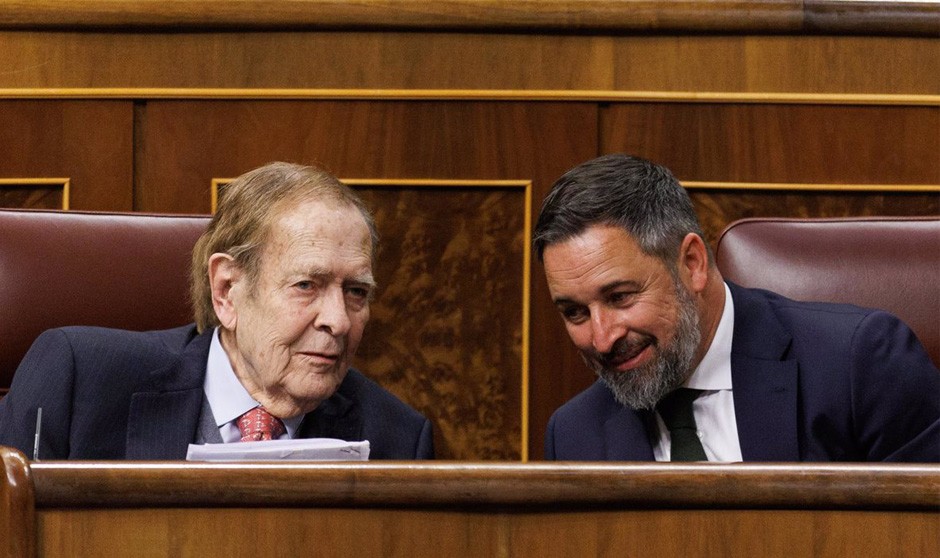 Ramón Tamames y Santiago Abascal conversan en el Congreso durante la moción de censura. 