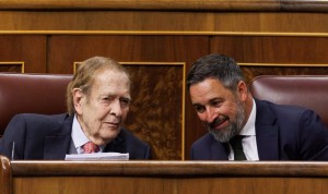 Ramón Tamames y Santiago Abascal conversan en el Congreso durante la moción de censura. 