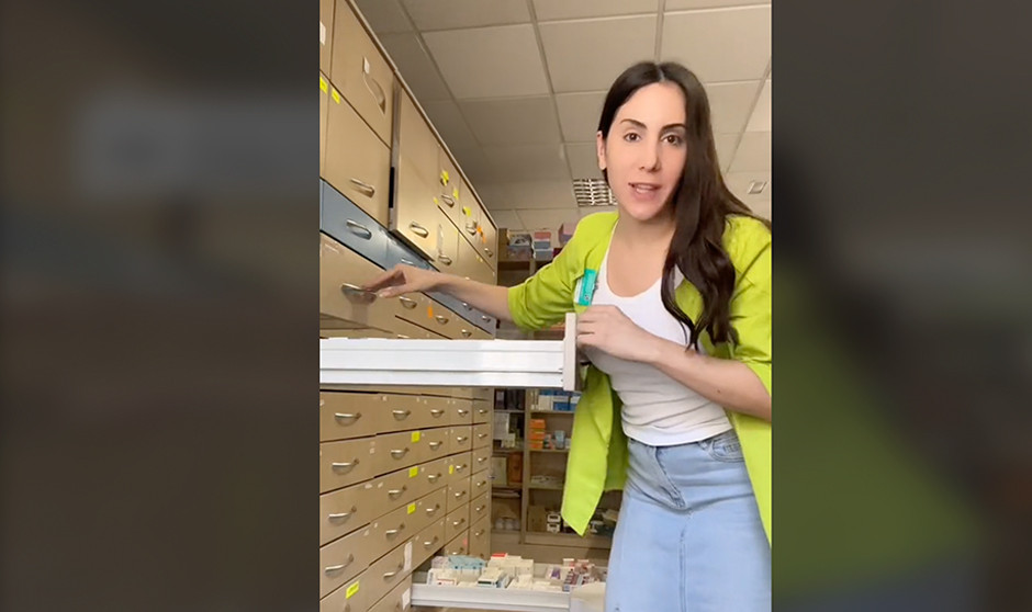 Una farmacéutica explica cómo es el almacén de su trabajo para organizar medicamentos