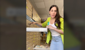 Una farmacéutica explica cómo es el almacén de su trabajo para organizar medicamentos