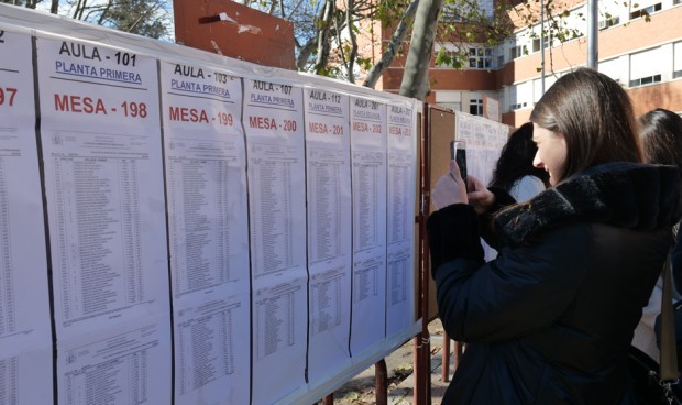 Una candidata busca su aula para realizar el examen MIR. 