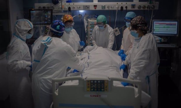 Cambia la tendencia en UCI: un 20% más de pacientes covid que hace un mes