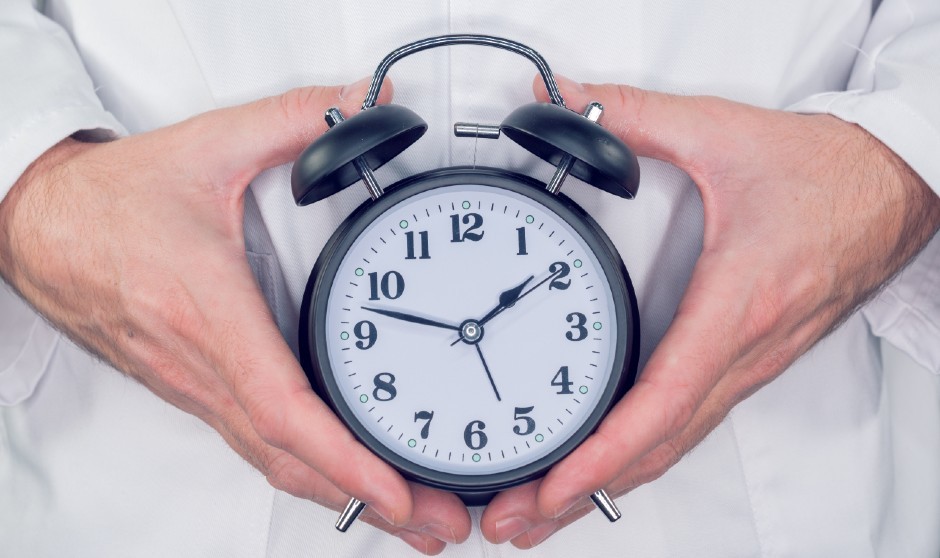 Cambio de horario: ¿Cobra menos el médico de guardia por la hora perdida?