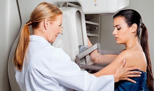 Cambios en tejidos mamarios aumentan el riesgo de cáncer en mujeres mayores