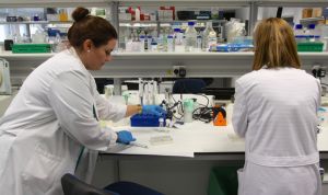Canarias desbloquea su OPE y hace fijos a 97 sanitarios de laboratorio