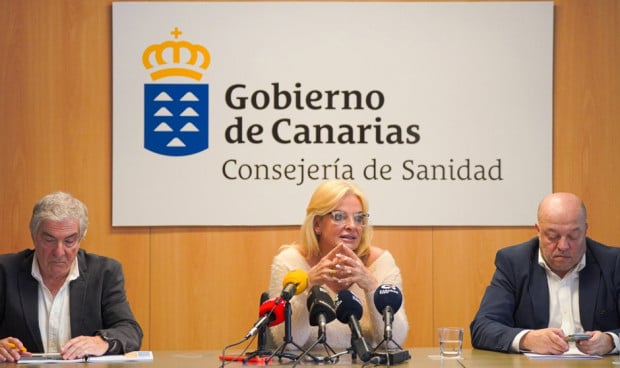 El jefe de Promoción de la Salud, Juan Manuel Méndez, la consejera de Sanidad, Esther Monzón, y el director general de Salud Pública, José Díaz-Flores, presentan la Estrategia de Salud 2032.