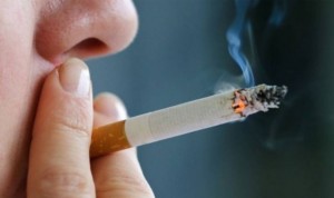 El humo de segunda mano duplica el riesgo de cáncer oral