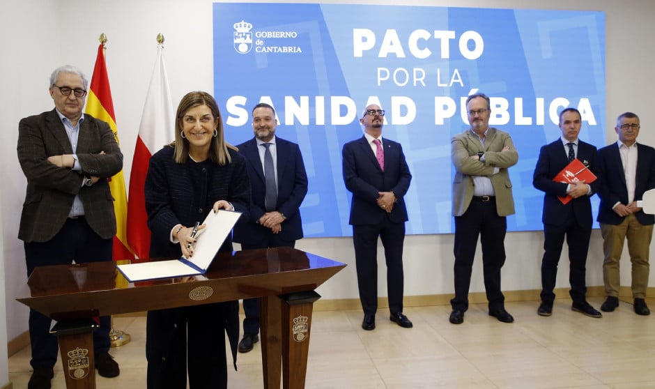 La presidenta de Cantabria, María José Sáenz de Buruaga, en la presentación de la adenda al pacto sanitario.