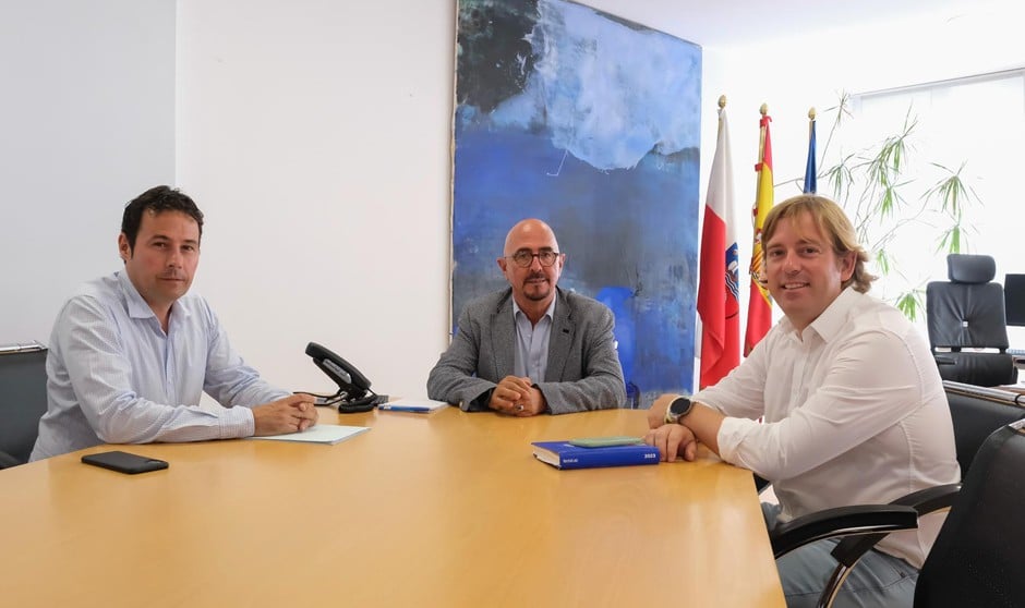 El Consejero De Salud, César Pascual, Recibe A La Junta Directiva De La Federación De Municipios De Cantabria.
