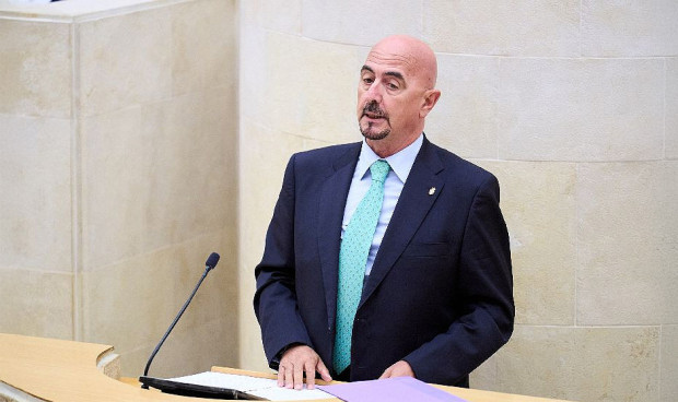 El consejero de Salud de Cantabria, César Pascual, en sesión plenaria. 