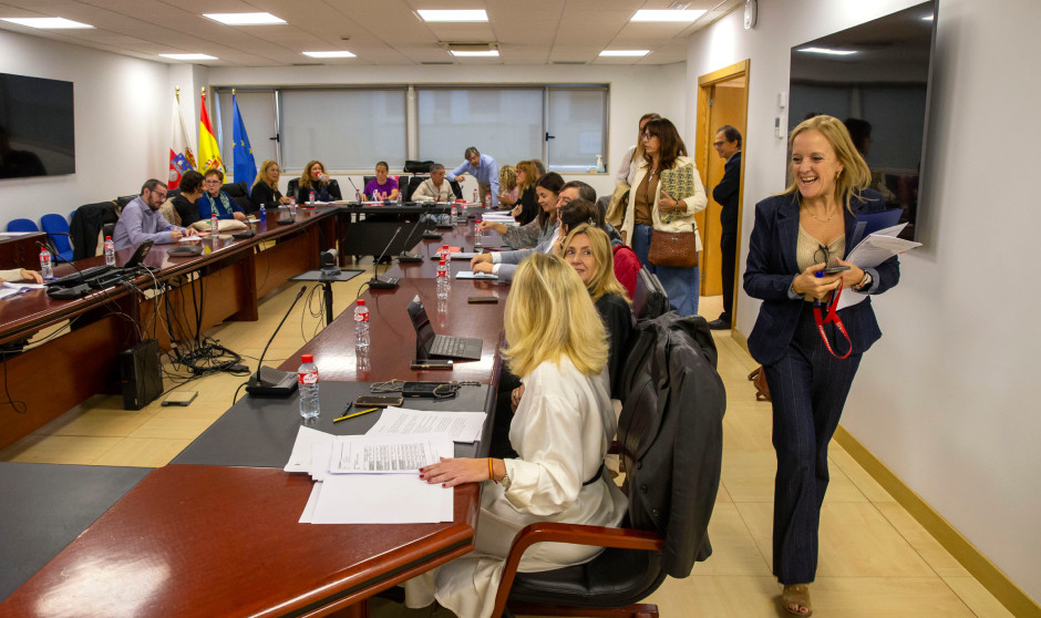 La consejera de Presidencia, Justicia, Seguridad y Simplificación Administrativa de Cantabria, Isabel Urrutia, en su entrada a la Mesa General de Negociación.