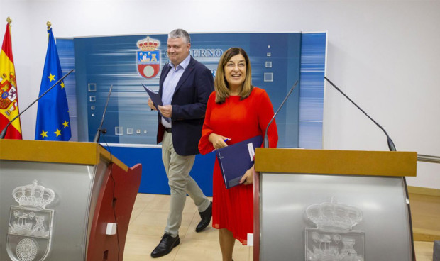 El consejero de Economía de Cantabria,  Luis Ángel Agüeros, y la presidenta, María José Sáenz de Buruaga 