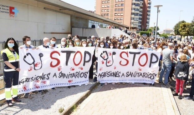 Imagen de una protesta de los sanitarios de Cantabria contra las agresiones a médicos o enfermeros.