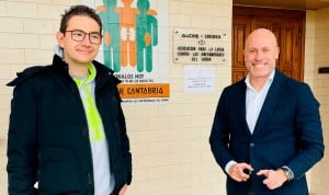 El presidente de Alcer Cantabria, Jesús Gómez Gandarillas; junto a Unai Atristain, director de Clínica de Cardiva, que ha donado 10.000 euros.