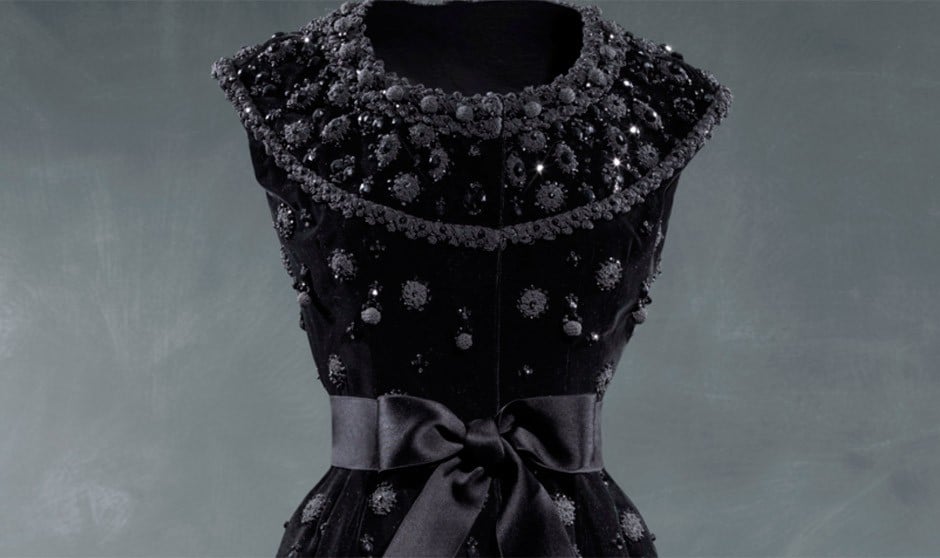 Vestido de cóctel en terciopelo liso de seda negra, de Balenciaga